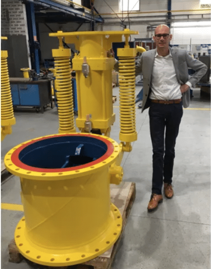 Technicus werkt aan klep