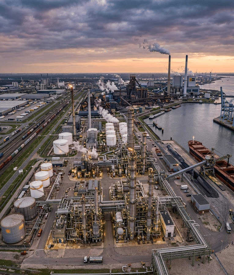 een industriële afbeelding met diverse sectoren, waaronder logistiek, energieopwekking en chemische verwerking.